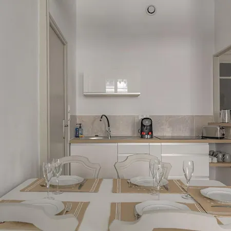 Apartment Et Chaleureux A Cordeliers