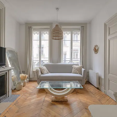 Apartment Et Chaleureux A Cordeliers